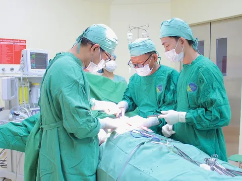 Nam thiếu niên tắc ruột do dính sau mổ thoát vị rốn từ nhỏ