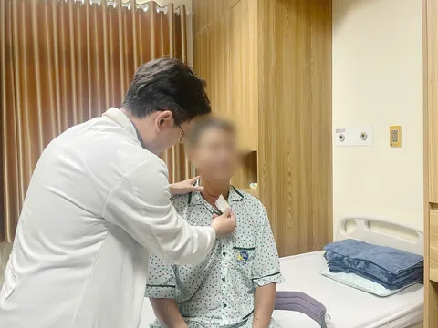 Đau cổ, tê tay kéo dài có thể là dấu hiệu thoát vị đĩa đệm cột sống cổ