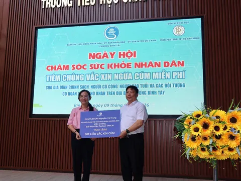 Viện Pasteur TP.HCM trao tặng 300 liều vắc xin cúm cho người dân Bình Tây