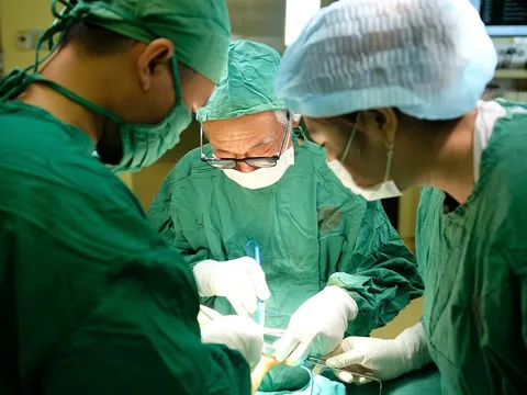 Thừa ngón ở trẻ không đơn giản là cắt bỏ phần ngón dư