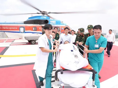 Trực thăng vượt biển đưa bệnh nhân nguy kịch từ nhà giàn về đất liền cấp cứu