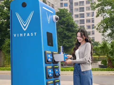 Người dùng yên tâm ‘bỏ xăng sang điện’ nhờ mạng lưới tủ đổi pin dày đặc và hậu mãi 5 sao của VinFast