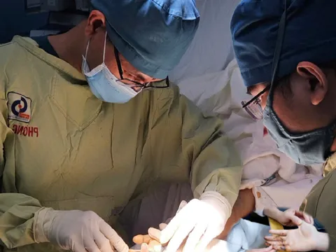 Bác sĩ chạy đua 10 giờ giữ ba ngón tay gần đứt lìa cho nam thanh niên