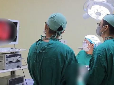 Chủ quan vì nghĩ con ngứa tai, cha mẹ bất ngờ khi phát hiện 2 dị vật