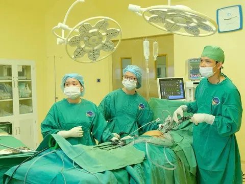 Đau bụng, bí tiểu, cô gái 26 tuổi phát hiện u buồng trứng khổng lồ