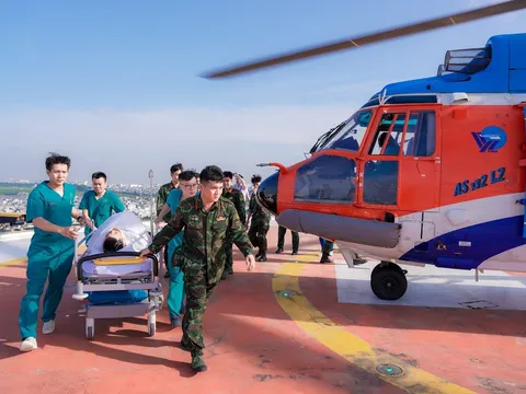 Tận dụng ‘thời gian vàng’, trực thăng xuyên đêm đưa bệnh nhân sốc tủy từ đảo Sơn Ca về đất liền cấp cứu