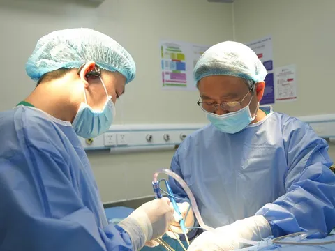 Lưỡi dao hơn 10cm cắm vào cổ, cắt một phần tủy sống người đàn ông