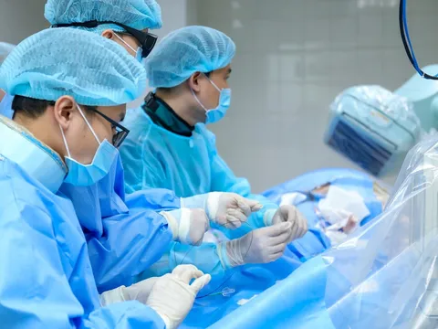 Không xem nhẹ tình trạng phù một bên chân, có thể là dấu hiệu huyết khối nguy hiểm