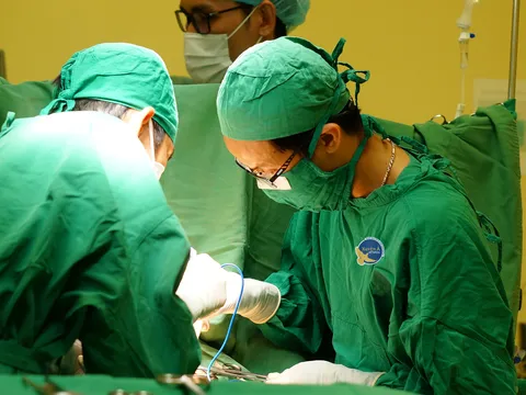 Cứu nam thanh niên đứt động mạch dưới đòn, mất gần 4 lít máu