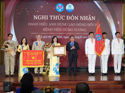 Bệnh viện Hùng Vương đón danh hiệu Anh hùng Lao động