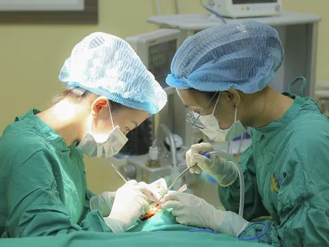 Chủ quan với lỗ nhỏ trước tai, cô gái nhiều lần bị áp xe