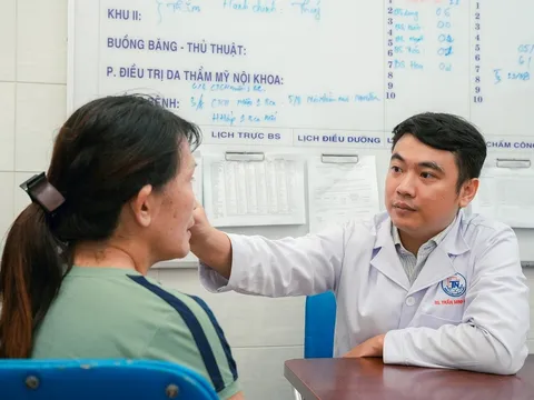 Lật mi nặng sau phẫu thuật thẩm mỹ, người phụ nữ suýt tổn thương giác mạc