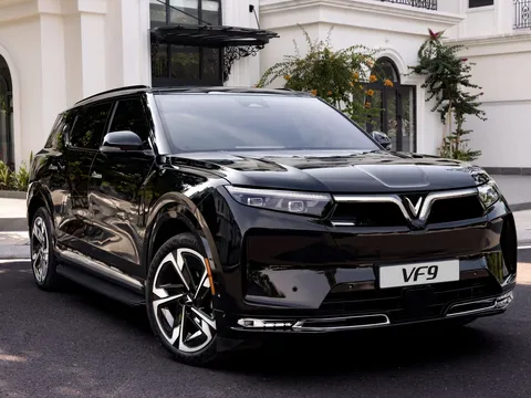 Từ đưa đón con đến đi xa ba thế hệ, VinFast VF 9 giải bài toán ‘một xe cho nhiều nhu cầu’