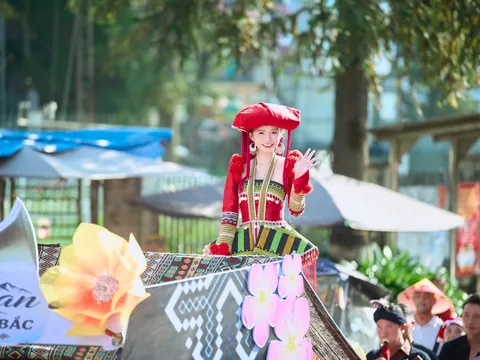 Quán quân Siêu mẫu nhí toàn năng 2025 Nguyễn Huỳnh Yến Trang ghi dấu ấn đặc biệt tại Carnaval Thổ cẩm Tây Bắc lần thứ nhất