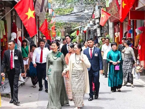 Nét đẹp văn hóa và tình hữu nghị bền chặt qua chuyến thăm làng lụa Vạn Phúc của các Phu nhân