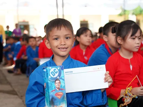 ‘Mùa Trăng Vẹn Tròn’ đến với trẻ em và người dân Tân Lạc