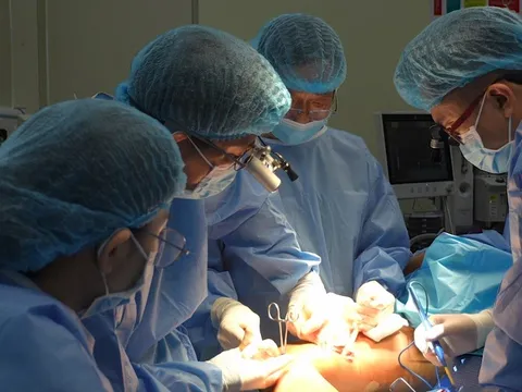 Cánh tay liệt 3 năm được tái tạo bằng cơ lấy từ đùi