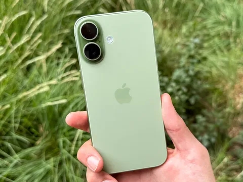 Bảng giá xăng dầu Petrolimex sau điều chỉnh chiều nay, xăng E10 xa mốc 30.000 đồng, iPhone 17 có đáng mua