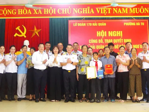 Lữ đoàn 170 trao quyết định “Hải quân nhận đỡ đầu con ngư dân” năm 2026