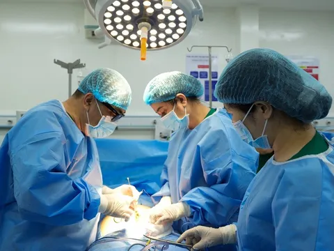 Trì hoãn điều trị nhiều năm, u buồng trứng phát triển khổng lồ