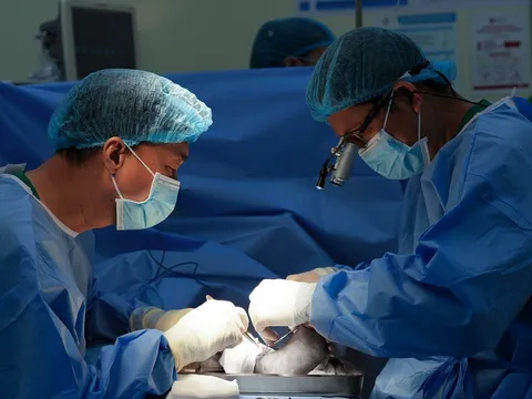 Bé trai 4 tuổi bị tấm đá bàn thờ đè gần đứt lìa chân
