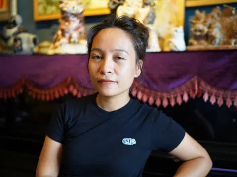 Nữ họa sĩ Nguyễn Thị Thu Hiền chấm phá nắng nghiêng lưng trời