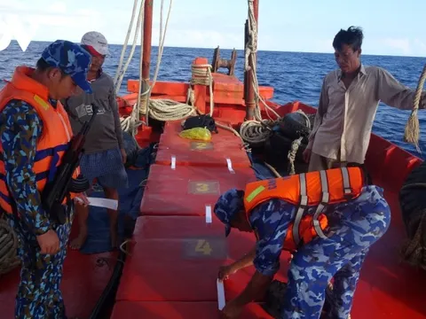 Kiên Giang: Bắt giữ hàng trăm ngàn lít dầu vận chuyển trái phép trên vùng biển Tây Nam