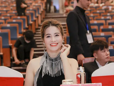 Á hậu Vũ Thị Xuyến xuất hiện rạng rỡ trong đêm chung kết Hoa hậu Doanh nhân Việt Nam 2022