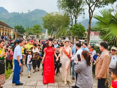 Sau đăng quang, Hoa hậu Lê Thị Lan về quê Nghệ An làm từ thiện