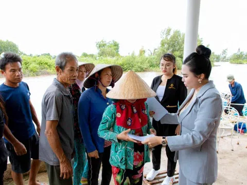 Hoa hậu Lý Kim Ngân mang những phần quà ý nghĩa trao tay cho người dân đang gặp khó khăn