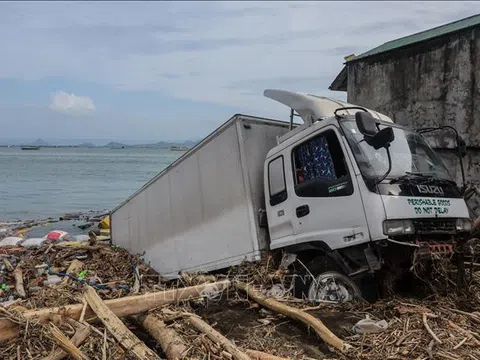 Bão Usagi 'tăng tốc' hướng về Philippines