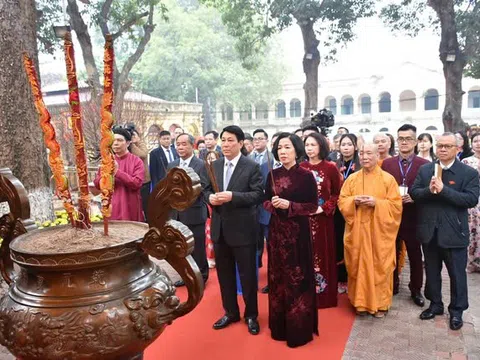 Chủ tịch nước và phu nhân cùng kiều bào thực hiện nghi thức thả cá chép tiễn ông Công, ông Táo tại Ao cá Bác Hồ