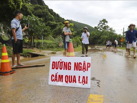 Mưa lớn cục bộ, lốc, sét và gió giật mạnh ở nhiều khu vực trên cả nước