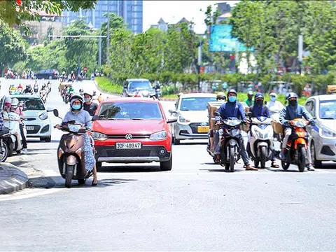 Nắng nóng gay gắt tại Bắc và Trung Bộ, nhiều nơi có mưa dông nguy hiểm