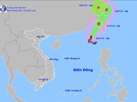 Bão số 2 trên biển Đông di chuyển chậm, biển động dữ dội