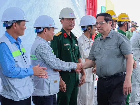 Thủ tướng kiểm tra công trường, chỉ đạo thông tuyến 2 dự án cao tốc tại ĐBSCL vào 19/12/2025