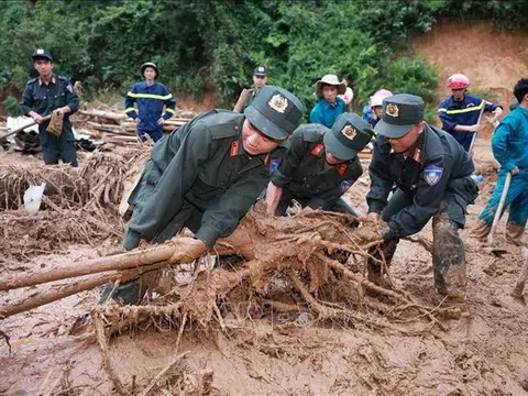 Thủ tướng thăm hỏi người dân và chỉ đạo khắc phục hậu quả mưa lũ tại Điện Biên