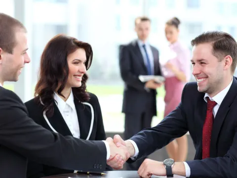 Đắc Nhân Tâm: Mật Ngọt Trong Giao Tiếp