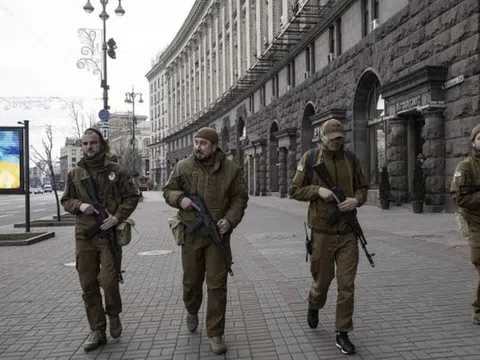 Dân thường Ukraine chặn đoàn xe của Nga