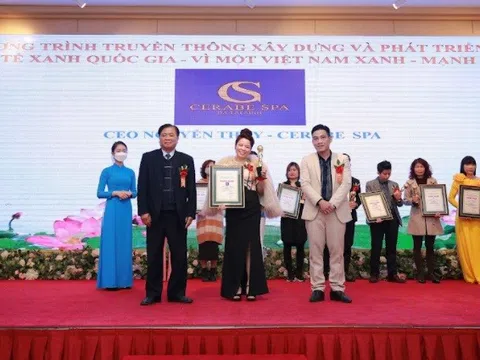 CEO Nguyễn Thủy - Chuyên gia CERABE SPA nhận vinh danh Thương việu Vì sức khỏe - Sắc đẹp VIệt Nam