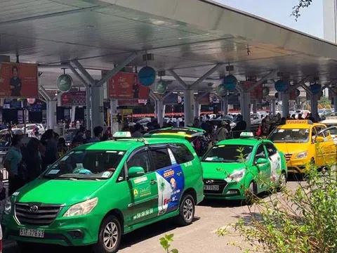 Sân bay Tân Sơn Nhất mạnh tay chặn nạn taxi dù 'chặt chém'