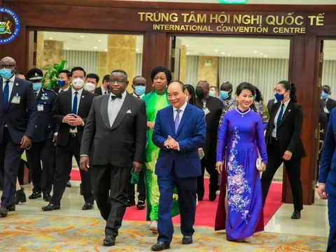 The First Lady of Sierra Leone President wore a "traditional Ao Dai" during her visit to Vietnam