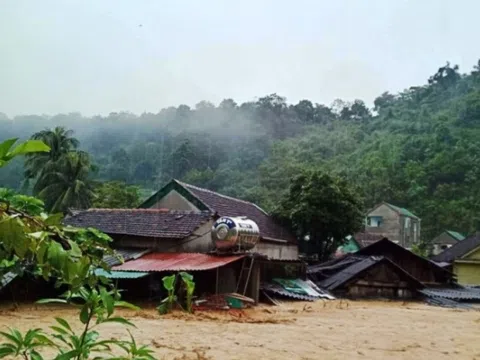 Lũ quét tại huyện biên giới Kỳ Sơn nhiều bản làng bị cô lập, nhà dân bị cuốn trôi