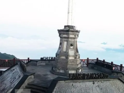 Nhiệt độ xuống gần 0 độ C, băng giá xuất hiện trên đỉnh Fansipan