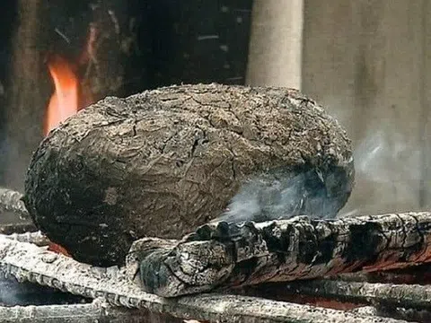 Làm giàu bằng cách "mang đất ra đường bán"