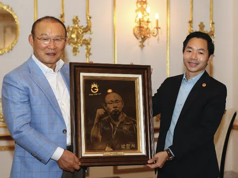 Chính thức hết hợp đồng với VFF - HLV Park Hang Seo xúc động khi nhận món quà đặc biệt trước khi rời Việt Nam