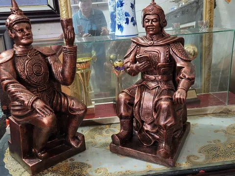 Trình hai phác thảo tượng "ông Thi Sách" tại đền thờ Hai Bà Trưng