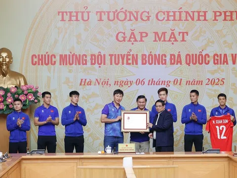 Thủ tướng gặp mặt chúc mừng đội tuyển bóng đá quốc gia