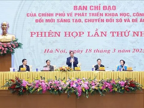 Thủ tướng: Chuyển đổi số phải lấy người dân làm trung tâm, chủ thể; chuyển đổi trạng thái từ bị động tiếp nhận sang chủ động phục vụ nhân dân, doanh nghiệp