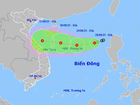 Áp thấp nhiệt đới gây biển động mạnh ở Biển Đông